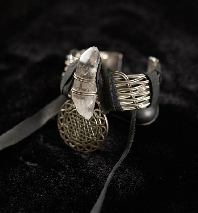 Pulsera hecha a mano con piel y cuarzo