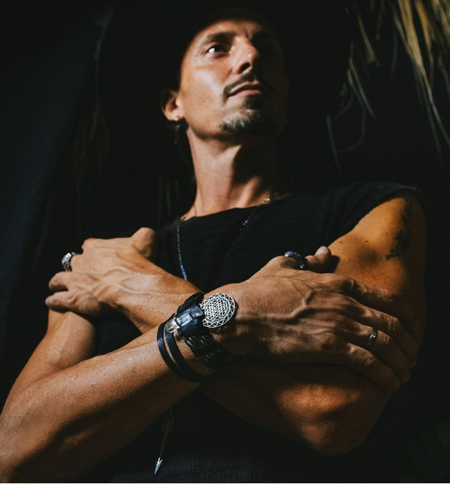 Pulsera hecha a mano con geometría y cuarzo