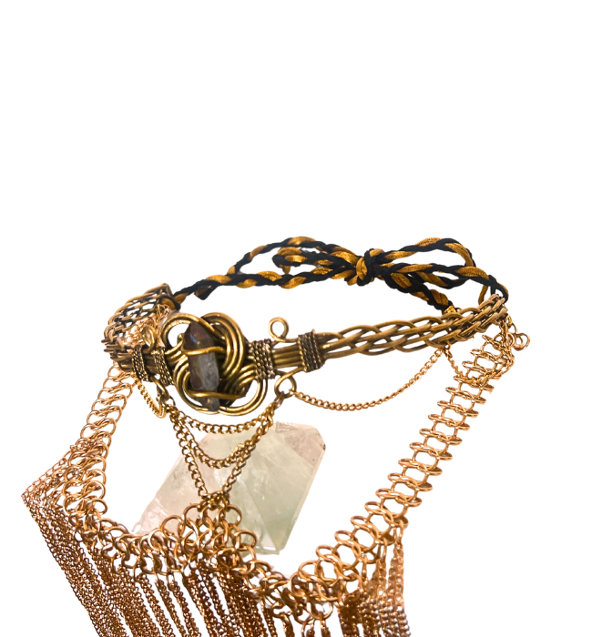 Tiara mascara cadenas artesanal/ Dorado y cuarzo aura