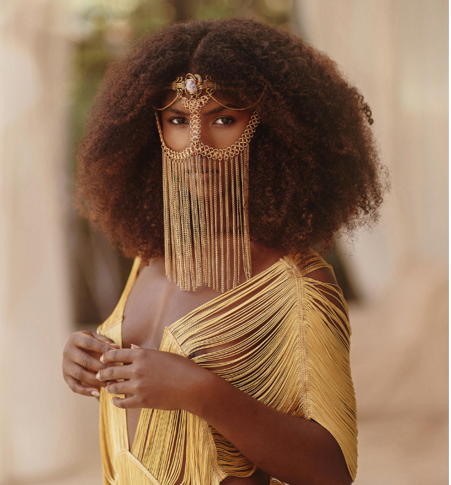 Tiara mascara cadenas artesanal/ Dorado y cuarzo aura