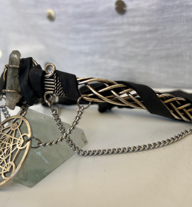 Tiara hecha a mano cuarzo y geometría 