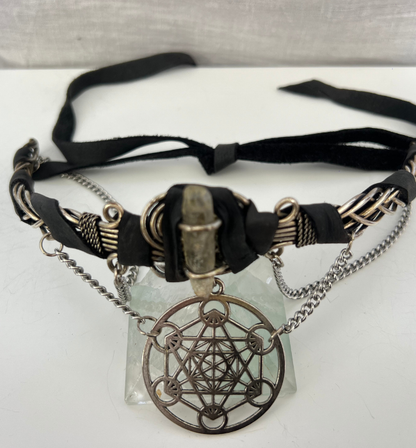 Tiara hecha a mano cuarzo y geometría 